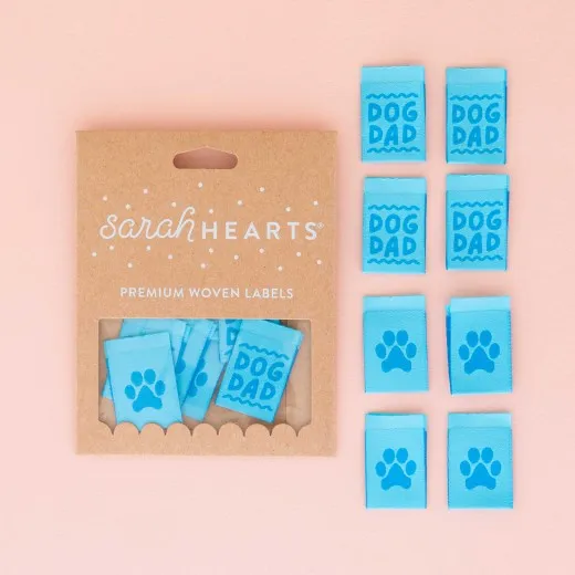 Dog Dad – Verpackung Verpackung der Sarah Hearts Weblabels „Dog Dad" in Hellblau mit Schriftzug und Pfotenabdruck