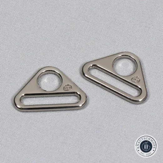 Dreiecksring Nickel Zwei ByAnnie's Dreiecksringe (Triangle Rings) in Nickel auf grauem Stoffuntergrund