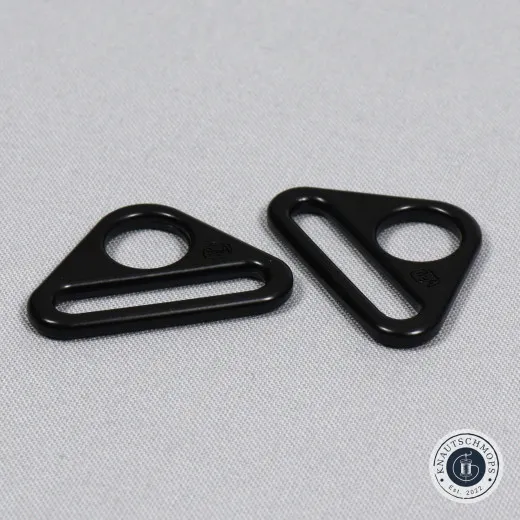 Zwei ByAnnie's Dreiecksringe (Triangle Rings) in Schwarz auf grauem Stoffuntergrund