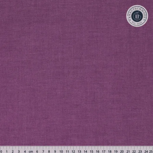 Tilda Chambray Basics in Eggplant: Nahaufnahme des changierenden Chambray-Gewebes mit Zentimeter-Maßstab (25cm)