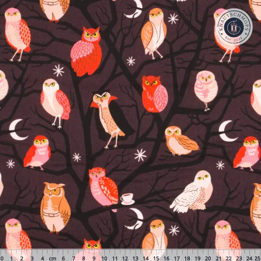 Baumwollstoff Ruby Star Society Freaky Familiars mit rosa und orangen Eulen auf auberginefarbenem Grund, mit Zentimetermaß