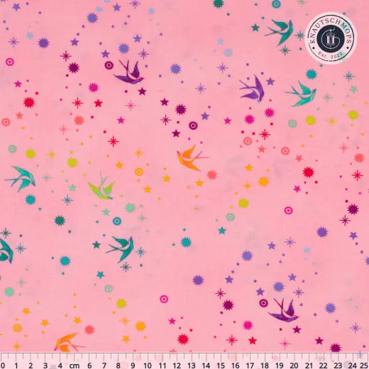 Fairy-Dust-Stoff in Blush mit bunten Schwalben und Sternen, flach ausgebreitet mit Maßstab