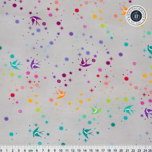 Tula-Pink-Stoff Fairy Dust in Fog: bunte Schwalben und Sterne auf hellgrauem Fond, Musterausschnitt mit Lineal (25cm)