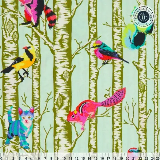 Nahaufnahme des Family-Tree-Designs in Enchanted mit bunten Vögeln, Eichhörnchen und Katzen auf Birkenstämmen, Lineal zeigt den Rapport bis 25 cm.