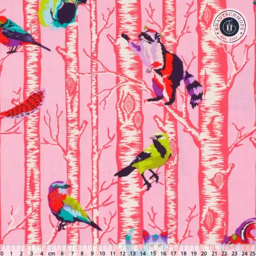 Nahaufnahme des Family-Tree-Designs in Honey mit bunten Vögeln, Waschbären und Eichhörnchen auf Birkenstämmen in Rosa, Lineal bis 25 cm.