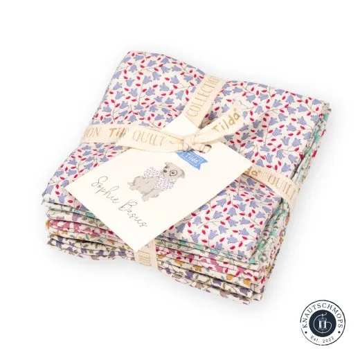 Tilda Fat Eight Bundle Sophie Basics, gebundenes Stoffpaket mit Hunde-Anhänger, schräg fotografiert