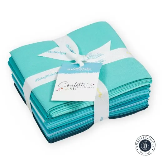 Gebundenes Riley Blake Fat Quarter Bundle Confetti Cotton Solids in Aqua mit türkisfarbenem Stoff obenauf