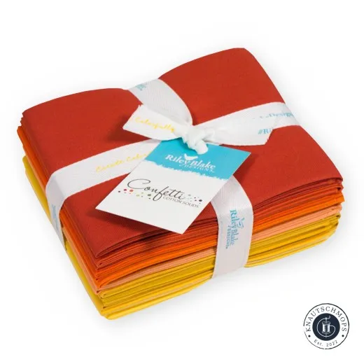 Gebundenes Riley Blake Fat Quarter Bundle Confetti Cotton Solids in Orange/Gelb mit rotorangenem Stoff obenauf