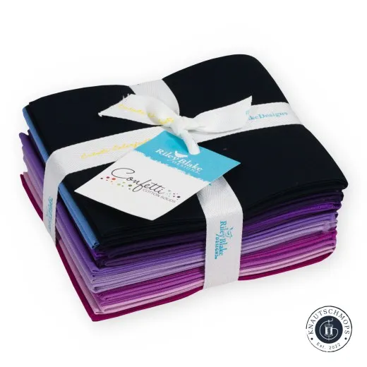 Gebundenes Riley Blake Fat Quarter Bundle Confetti Cotton Solids in Lila mit schwarzem Stoff obenauf