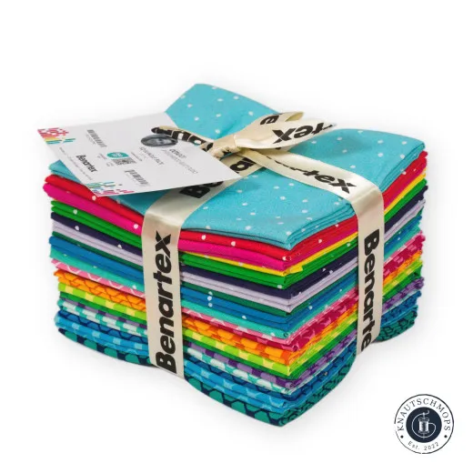 Fat Quarter Bundle Octadot Gebundenes Benartex Fat Quarter Bundle Octadot mit türkisfarbenem gepunktetem Stoff obenauf