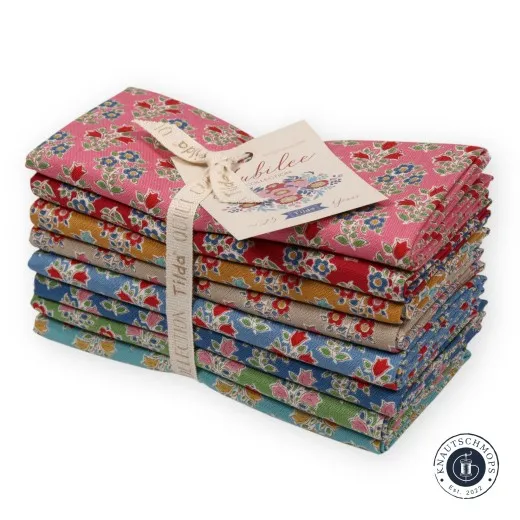 Fat Quarter Bundle, Schrägansicht Tilda Fat Quarter Bundle „Jubilee Blenders – Farm Flowers“, 8 gefaltete Stoffe mit Kollektionsanhänger, schräg fotografiert.