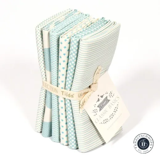 Gebündeltes Tilda Fat-Quarter-Set „Classic Basics“ in Hellblau/Creme mit sechs verschiedenen Mustern.
