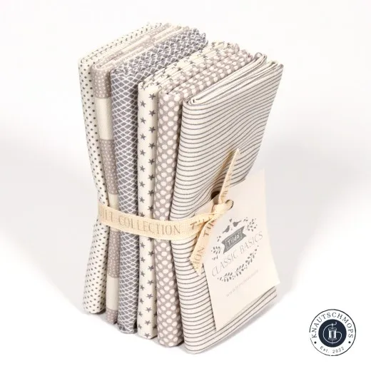 Gebündeltes Tilda Fat-Quarter-Set „Classic Basics“ in Grau/Creme mit sechs verschiedenen Mustern.