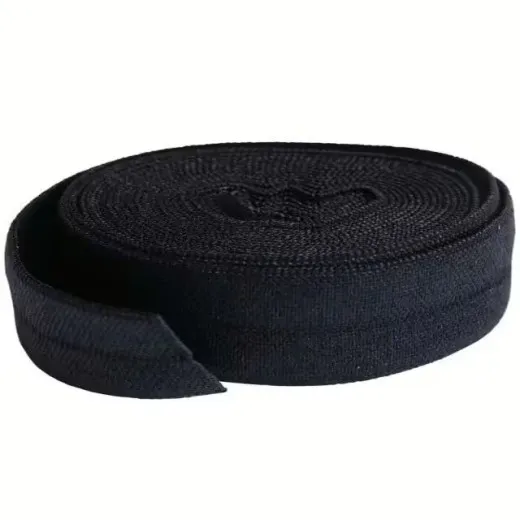 Fold-Over-Elastic Black – Rolle freigestellt Aufgerolltes ByAnnie's Fold-Over-Elastic in Black, freigestellt auf weißem Hintergrund