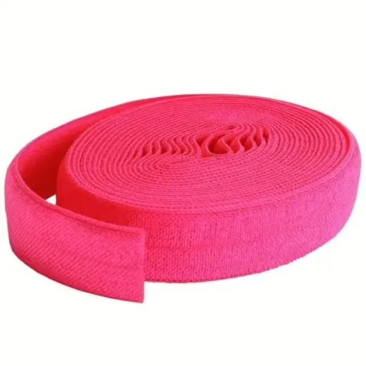 Aufgerolltes ByAnnie's Fold-Over-Elastic in Lipstick, freigestellt auf weißem Hintergrund