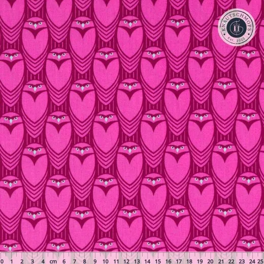 Magentafarbener Baumwollstoff mit stilisierten Art-déco-Eulen in Pink auf dunklem Fuchsia-Grund, mit Zentimeter-Maßstab am unteren Bildrand.