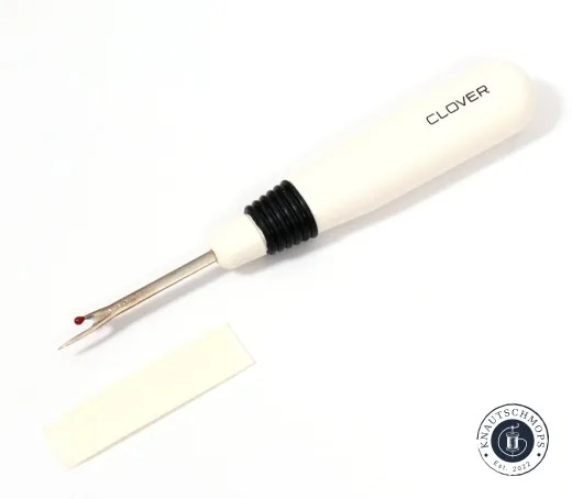 Freigestellte schräge Ansicht des Clover Nahtauftrenners mit rotem Fadenknopf an der Spitze