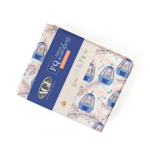 Frost & Fir Fat Quarter Bundle von Art Gallery Fabrics Art Gallery Fabrics Frost & Fir Fat Quarter Bundle mit 25 Stoffen, Banderole in Blau, Motiv mit Gondeln und Tannenzweigen