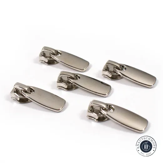 Fünf silberfarbene Simply-Classic-Reißverschlussläufer Flat #5 in Nickel, freigestellt auf weißem Hintergrund.