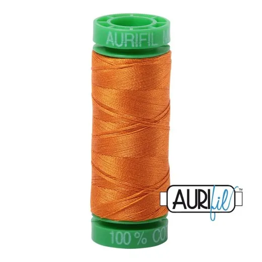 Garnrolle Aurifil 40wt – Bright Orange Aurifil-Garnrolle mit leuchtend orangefarbenem 40wt-Baumwollgarn in der Farbe Bright Orange (Fb. 1133).