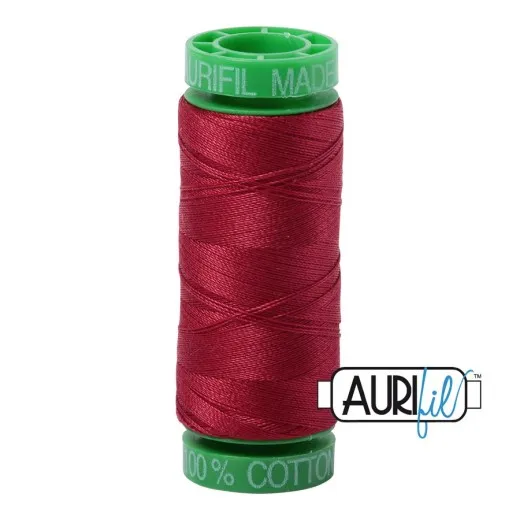 Aurifil-Garnrolle mit weinrotem 40wt-Baumwollgarn in der Farbe Burgundy (Fb. 1103).