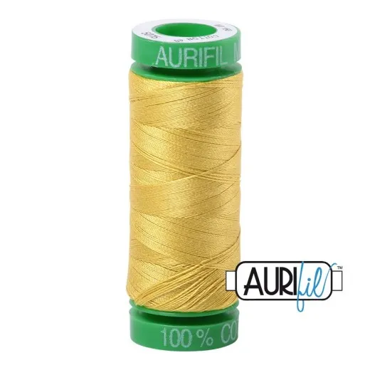Aufrecht stehende Aurifil-Garnrolle mit goldgelbem 40wt-Baumwollgarn (Fb. 5015) und grünen Endkappen.