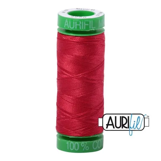 Garnrolle Aurifil 40wt – Red Aurifil-Garnrolle mit leuchtend rotem 40wt-Baumwollgarn in der Farbe Red (Fb. 2250).
