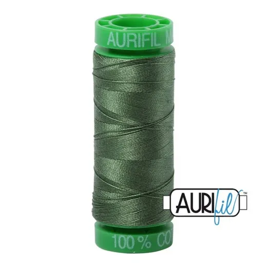 Garnrolle Aurifil 40wt – Very Dark Grass Green Aurifil-Garnrolle mit dunkelgrünem 40wt-Baumwollgarn in der Farbe Very Dark Grass Green (Fb. 2890).