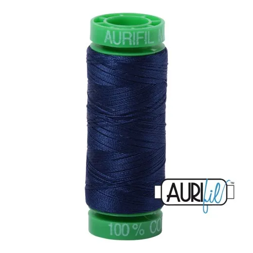 Garnrolle Dark Navy Aurifil-Garnrolle mit grünen Endkappen und dunkelblauem, marineblauem Baumwollgarn.