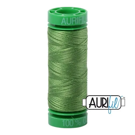 Garnrolle Grass Green Aurifil-Garnrolle mit grünen Endkappen und kräftig grasgrünem Baumwollgarn.