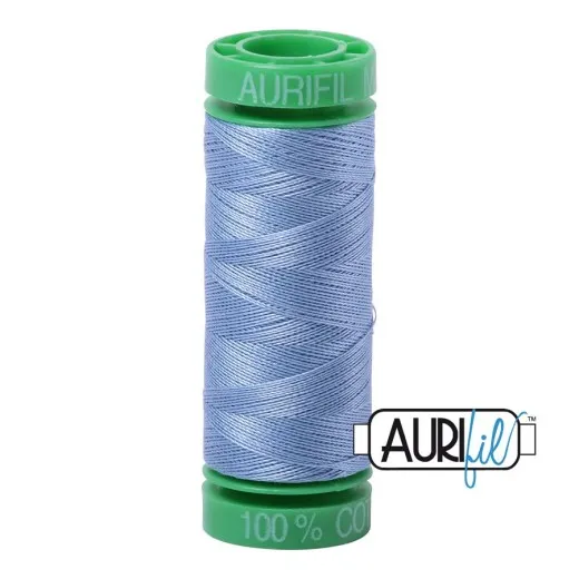 Aurifil-40wt-Garnrolle in der einfarbigen Farbe Light Delft Blue.