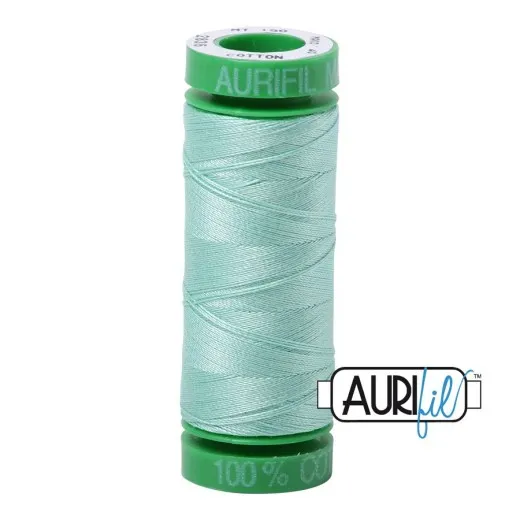 Aurifil-Garnrolle mit grünen Endkappen und zartem, hellem Mintgrün-Baumwollgarn.