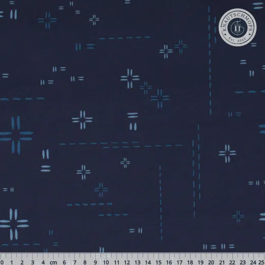 Gesamtansicht mit Lineal Decostitch Wide Elements Midnight: dunkelblauer Stoff mit tonalem Stich- und Kreuzmuster in Hellblau, Gesamtansicht mit Lineal zum Größenvergleich