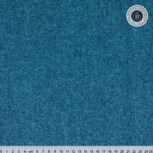Nahaufnahme der garngefärbten Leinen-Baumwoll-Struktur in der Farbe Peacock mit changierendem Melange-Effekt, mit Zentimeter-Lineal.
