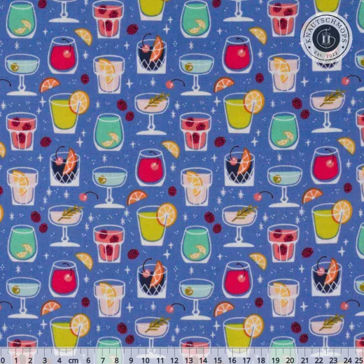 Cocktailgläser mit Zitrone, Kirsche und Himbeeren auf blauem Grund, Gesamtansicht mit Lineal zum Größenvergleich.