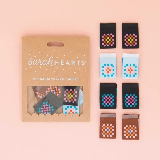 Granny Squares – Verpackung Verpackung der Sarah Hearts Weblabels „Granny Squares" im Häkel-Look, vier Farbvarianten