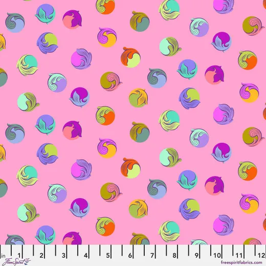 Bunte, gedrehte Tropfen-Punkte im Bonbon-Look auf pinkfarbenem Fond.