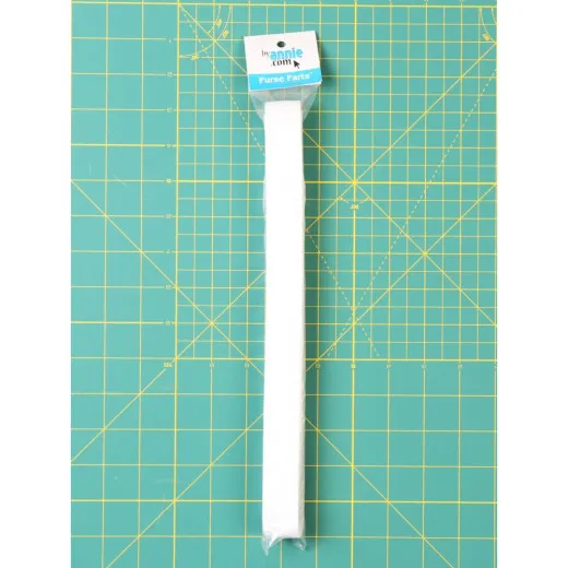 Weißes ByAnnie's-Gurtband (6 Yard) in Originalverpackung 'Purse Parts' auf Schneidematte
