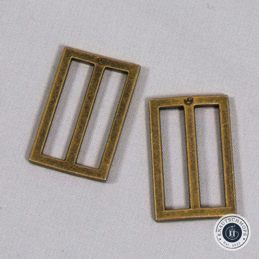 Gurtversteller 1,5 Zoll Antique Brass Zwei ByAnnie's Gurtversteller (1,5 Zoll, widemouth) in Antique Brass auf Stoff drapiert