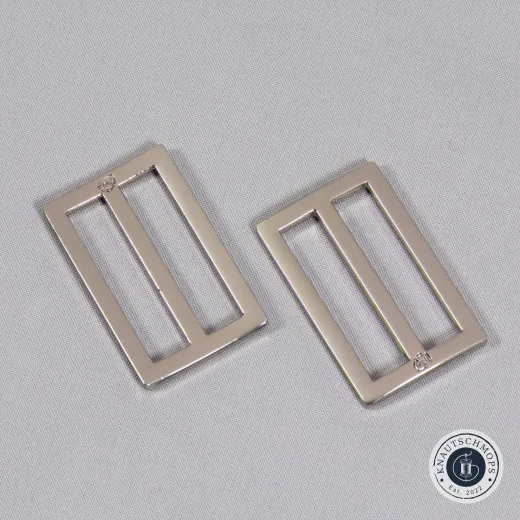 Gurtversteller 1,5 Zoll Nickel Zwei ByAnnie's Gurtversteller (1,5 Zoll, widemouth) in Nickel auf Stoff drapiert