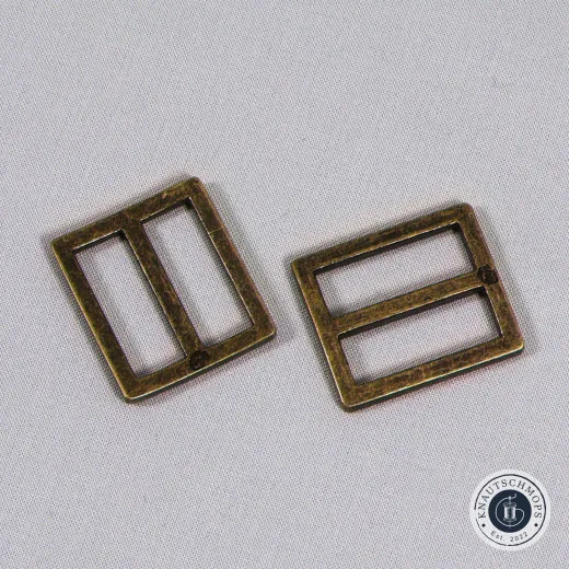 Gurtversteller 1 Zoll Antique Brass Zwei ByAnnie's Gurtversteller (1 Zoll, widemouth) in Antique Brass auf Stoff drapiert