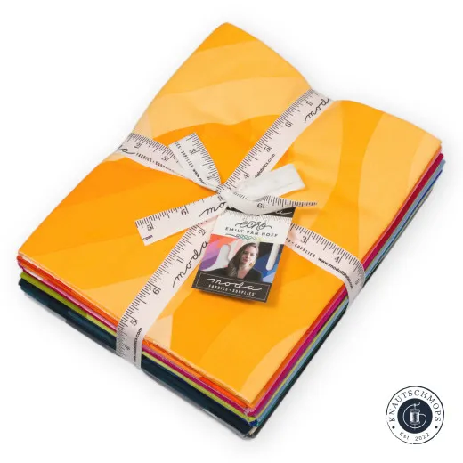 Half Yard Bundle Echo Aufrecht stehendes Moda Half Yard Bundle Echo in leuchtendem Gelb-Orange, mit Etikett und Zoll-Maßband