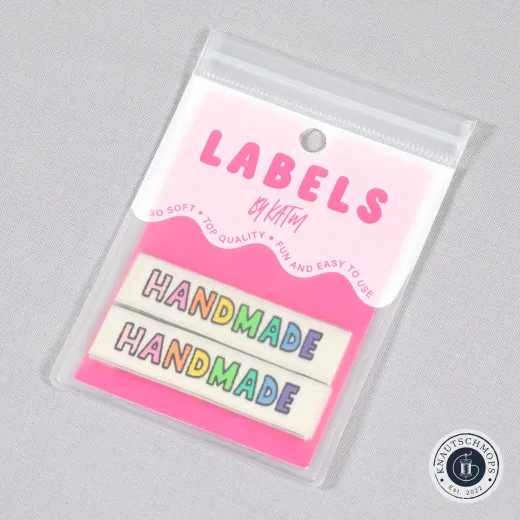 Handmade Regenbogen – Verpackung Verpackung der KATM-Labels Handmade in Regenbogenfarben mit zwei sichtbaren Endfalt-Labels, Ansicht schräg von oben