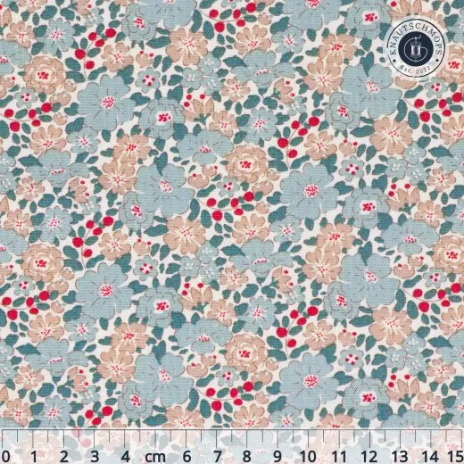 Flach ausgebreiteter Tilda-Stoff „Creating Memories – Harper“ in Blue mit Blüten- und Beerenranken in Taupe und Rot, mit Lineal zur Maßstabsorientierung.