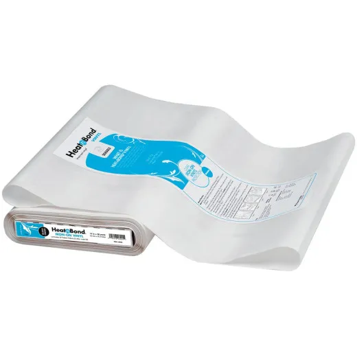 Gefaltete transparente HeatnBond-Bügelvinylbahn mit glänzendem Finish und blauem Produktetikett, im Hintergrund die Rollenverpackung.