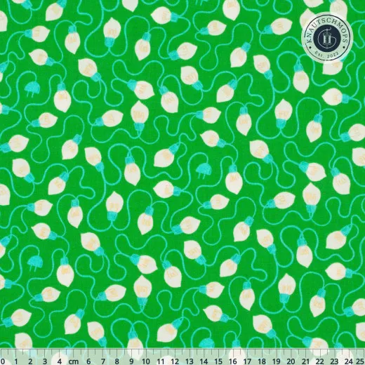 High Strung Verdant – Lichterketten-Baumwollstoff Baumwollstoff grün mit cremefarbenen Lichterketten-Glühbirnen und türkisen Kabeln, Lineal am Bildrand