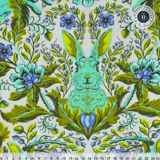 Nahaufnahme des ornamentalen Hoppy-Go-Lucky-Musters in Starlight mit Hasenkopf und Blütenranken in Türkis und Oliv, Lineal bis 25 cm.
