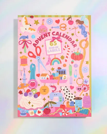 KATM Adventskalender 2026 in Rosa mit bunter Näh-Illustration und Aufschrift 65 Sew-In Labels