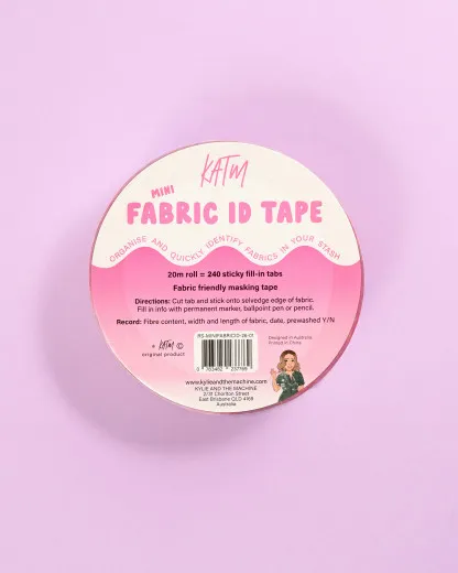 KATM Mini Fabric ID Tape Verpackung Rolle des KATM Mini Fabric ID Tape mit pinkem Verpackungsdesign auf lila Hintergrund