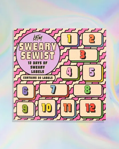 KATM Sweary Sewist Adventskalender 2026 in Pink mit 12 nummerierten Türchen und lila Logo-Kreis